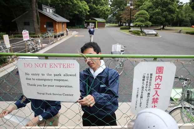 ９月４日、都は代々木公園を封鎖した。掲示した注意書きは、日本語と英語で書かれている。５日の正午すぎに訪ねると、辺りに人影はなかった　（c）朝日新聞社　＠＠写禁
