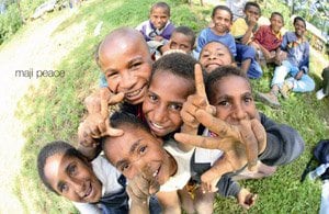 パプアニューギニアでカメラを向けたら、いきなり集まってきた子どもたち。魚眼レンズは、被写体との距離を近くするので自分の気持ちを表現するのに適しているという。シグマ15ミリF2.8フィッシュアイで撮影
