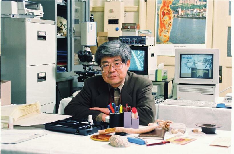 1993（平成５）年、東京大学の研究室で撮影された55歳の養老先生。当時から医学部教授として研究を続けながら、数々のエッセイを出版し文筆家としても活躍していました。（ｃ）朝日新聞社