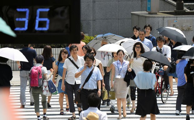 猛暑日に東京都内の横断歩道を歩く人たち。うだるような暑さの中での五輪は、選手にもボランティアにも観客にも過酷だ　（ｃ）朝日新聞社　＠＠写禁
