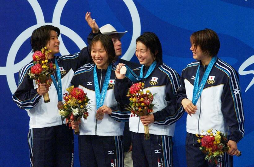 シドニー五輪の女子４００メートルメドレーリレーで銅メダルを獲得した日本チーム　（ｃ）朝日新聞社