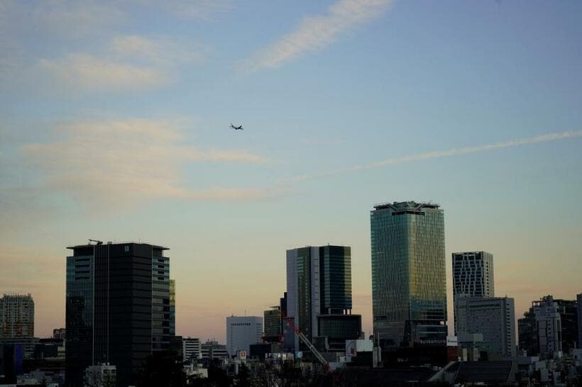 東京・渋谷も近年、高層ビルが林立し、変貌を遂げた街の一つ。コロナ禍では、ひっそりとした渋谷の街の上空を旅客機が飛んだ（撮影／編集部・井上和典）