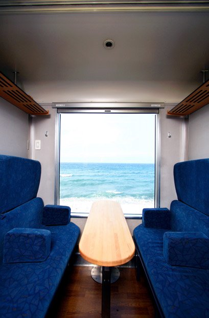 海岸近くを走る「リゾートしらかみ」は、窓の外に日本海が広がる。海に沈む夕日を楽しむこともできる　（C）朝日新聞社