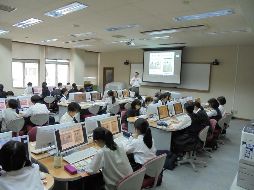 青山学院横浜英和で行われた、社会情報学部の伊藤一成准教授による大学出張授業。テーマは「ピクトグラムについて」（写真：青山学院横浜英和提供）