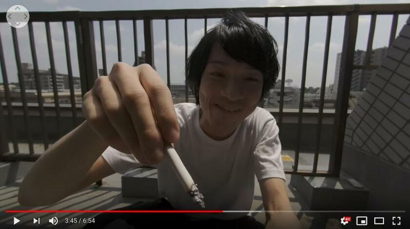 【ＶＲ動画】ベランダ／ベランダで父親が子どもの手にたばこを押し付ける
