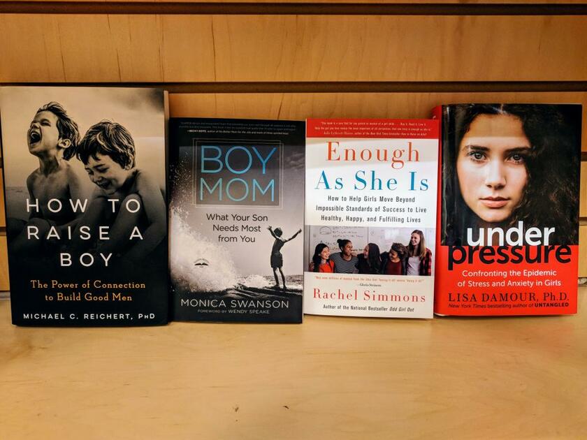 アメリカの男女別子育て本の例。左の2冊は男の子向け、右の2冊は女の子向けです（写真／本人提供）