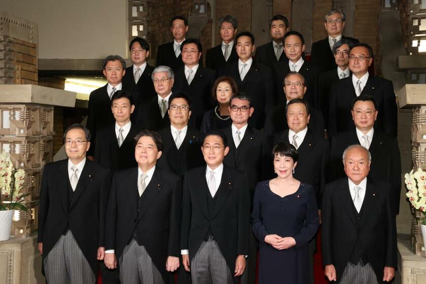 記念写真に納まる岸田文雄首相（手前中央）と閣僚ら