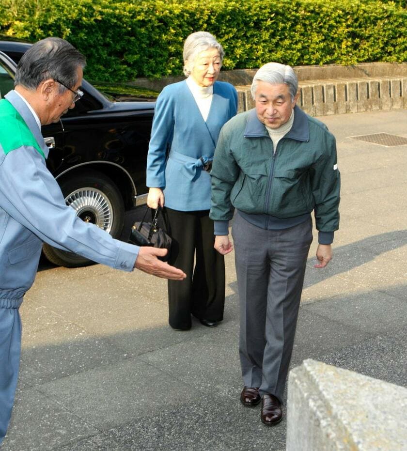 避難所となった東京武道館を訪れた両陛下を出迎える当時の石原都知事
