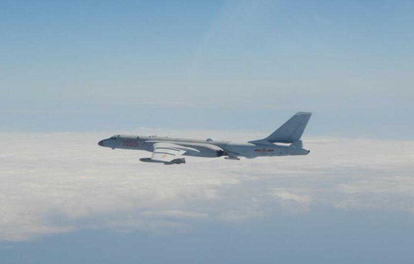 中国が威嚇のために台湾に接近させる中国空軍爆撃機（写真：台湾空軍提供）