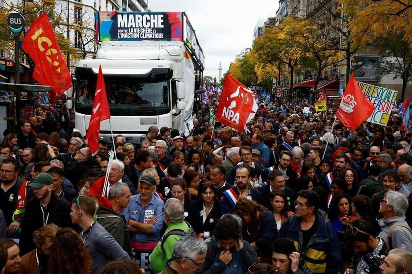 パリでは物価高騰に抗議するデモが行われた／アフロ
