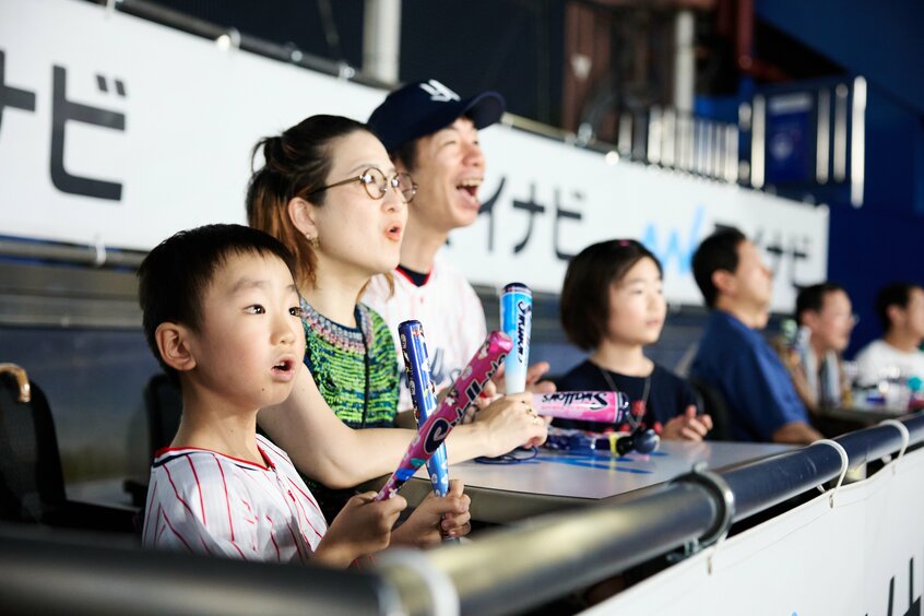 始球式後は、この日のヤクルトスワローズ対DeNA戦を家族揃って観戦。ヤクルトの大ファンで、特に好きなのが「村上（宗隆）選手！」だという楽くん。5回裏に村上選手が放ったホームランに楽くんも大喜び（写真：佐藤創紀／写真映像部）