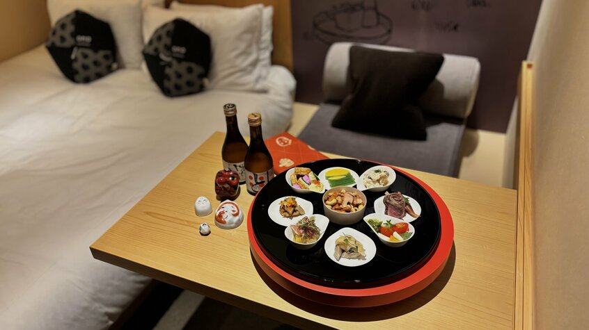 しめ鯖とゆずガリなどの創作おつまみと、キリっとした日本酒がよく合う「酔っちょれセット」
