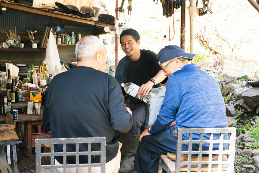 自炊することも多いが、猟師仲間と居酒屋やスナックに行くことも。取材中も東出さんを訪ねて近くに住む人たちがやってきた/撮影・上田泰世(写真映像部)