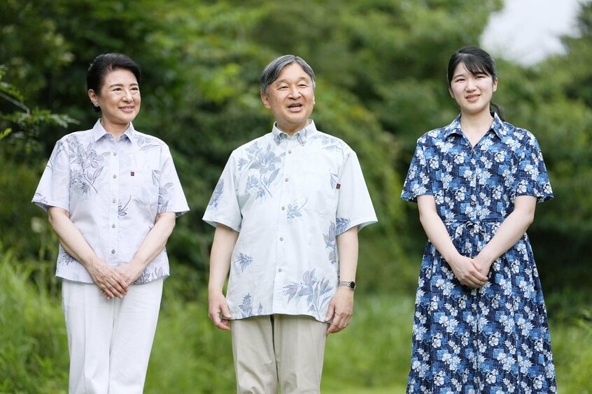 「かりゆし」コーデで那須御用邸内を散策する天皇陛下と皇后雅子さま、長女の愛子さま=2025年7月18日午後6時25分、栃木県那須町