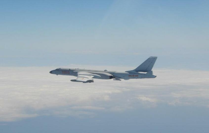 中国が威嚇のために台湾に接近させる中国空軍爆撃機(写真:台湾空軍提供)