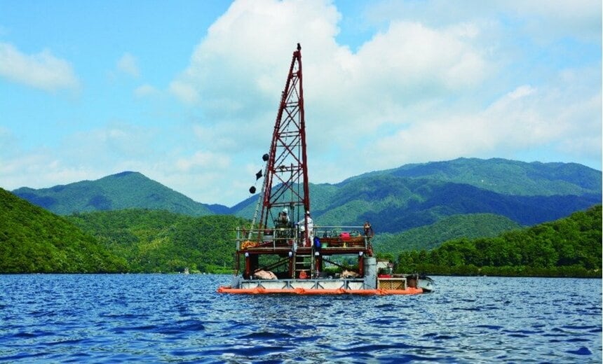 福井県の水月湖で、「年縞」を掘り出すために、細長い筒状の掘削機器で円筒状の穴を開ける「ボーリング作業」をしているところ（2014年）