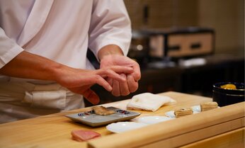 インバウンド需要回復も「街場のすし屋」の倒産が続く理由 後継者問題だけでなく深刻な“女将不足”も課題