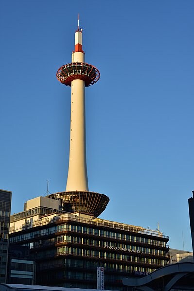 この形が目印。京都駅からスグの京都タワー