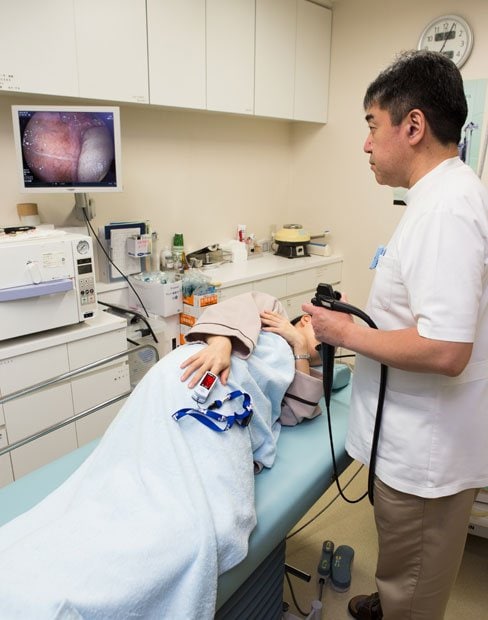 胃の内視鏡検査を行う二子玉川メディカルクリニック（東京）の伊井和成院長（右）。内視鏡検査は医師が行う必要があり、その技量も問われる（撮影／写真部・大野洋介）