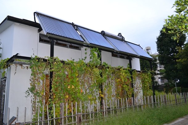 給湯や暖房に使用する太陽熱温水器。
