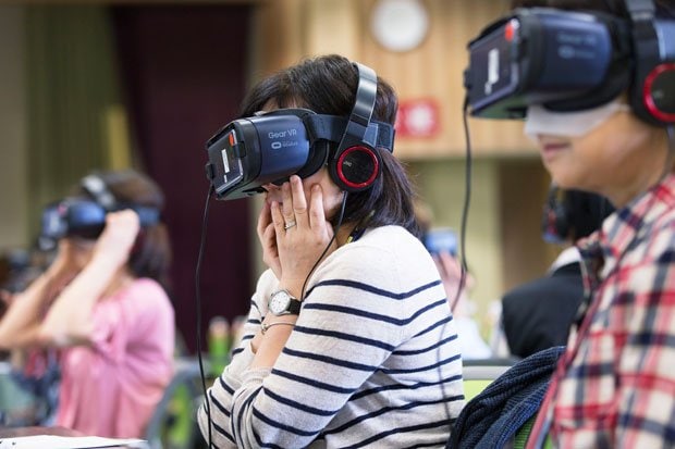 ５月中旬、社会福祉法人富士白苑主催のＶＲ認知症体験会では、約1時間半のプログラムに約１００人が参加した（撮影／岡田晃奈）