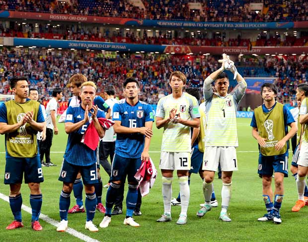 優勝候補のベルギーに敗れベスト８入りを逃した日本チーム。負けはしたが、勤勉で緻密で勇敢な「日本人らしいプレー」は、世界中に称賛された　（ｃ）朝日新聞社