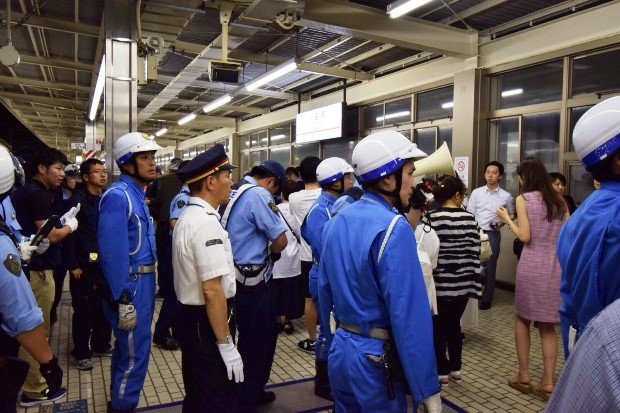 新幹線が緊急停車したＪＲ小田原駅に集まる警官と乗客ら（提供・稲本義彦氏）