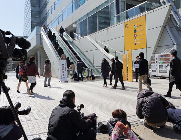 続々と会場に入る株主（撮影／写真部・松永卓也）