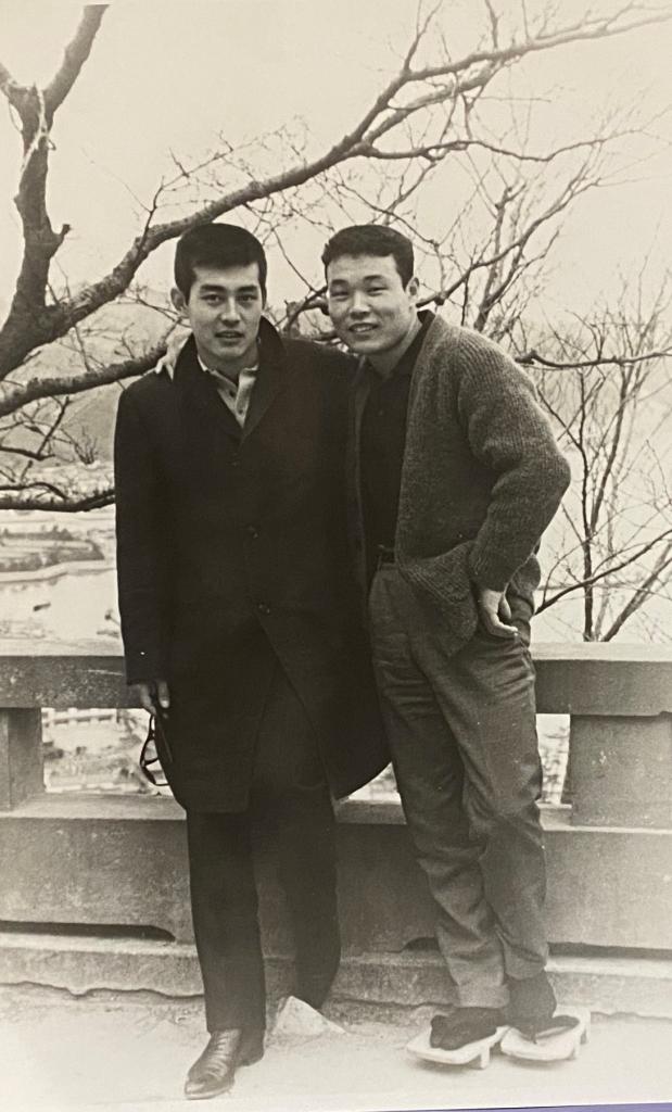 昭和40年ごろの渡哲也さんと吉田征夫さんの弟、廣田保男（提供）