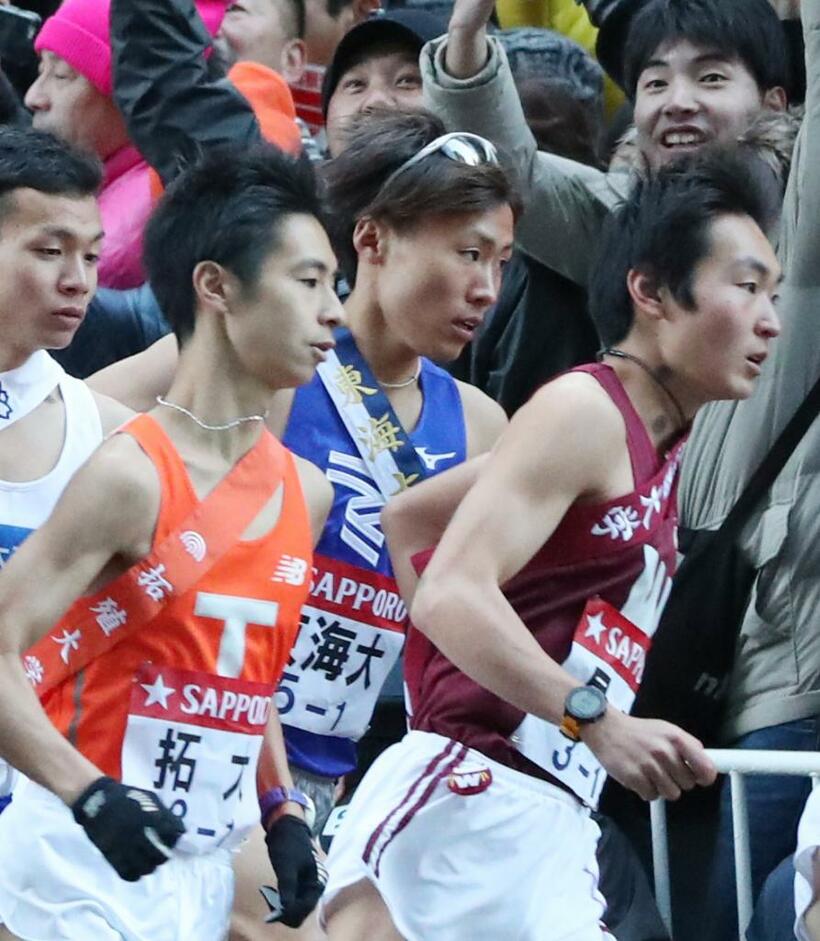 前回箱根駅伝の往路スタートで駆け出す東海大の１区走者、鬼塚翔太（右から２人目）（C）朝日新聞社