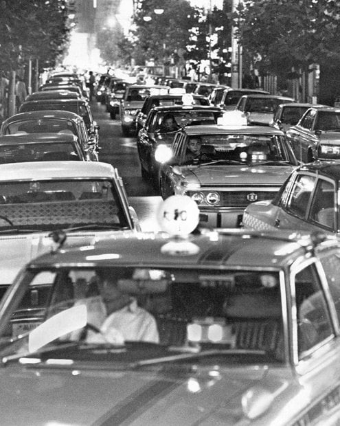 東京・銀座の並木通りは夜ともなれば客待ちのタクシーで大渋滞＝１９７３年７月