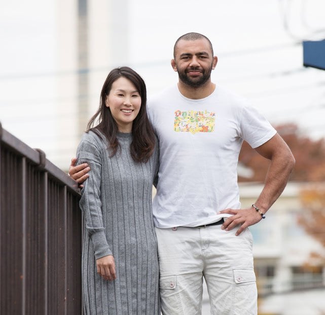 リーチ・マイケルさん（右）、知美さん夫妻（撮影／山本倫子）