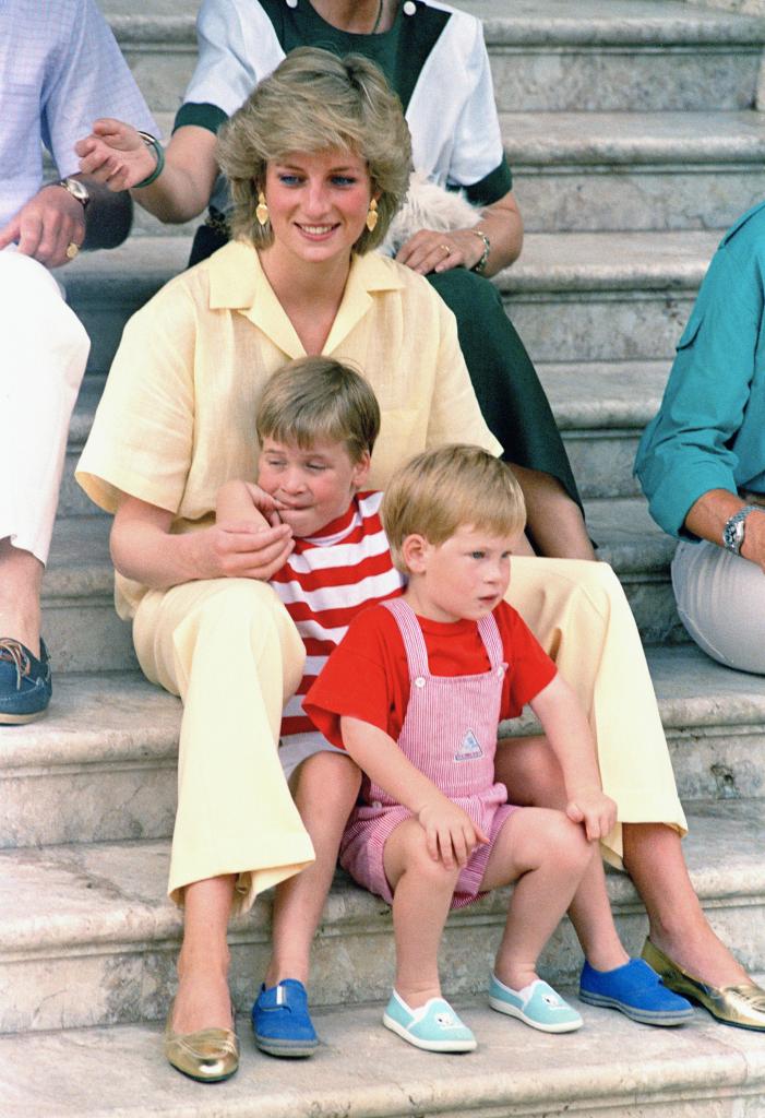 ダイアナ元妃と王子２人(1987年8月9日、AP/アフロ)