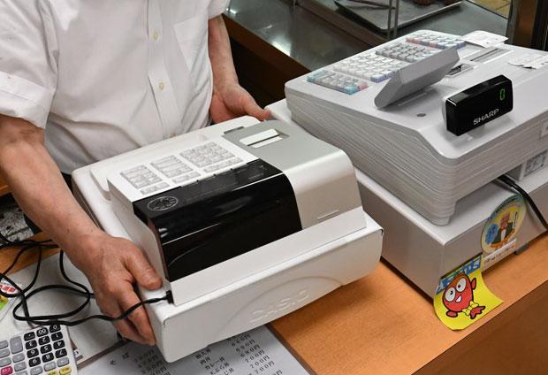 消費増税を控え小売店ではレジなどの準備が進む　（ｃ）朝日新聞社