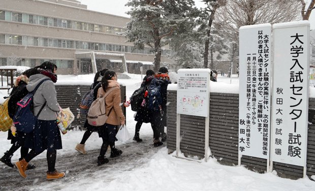 ２０１７年の大学入試センター試験に向かう受験生たち。会場によっては雪への備えも必要だ（ｃ）朝日新聞社