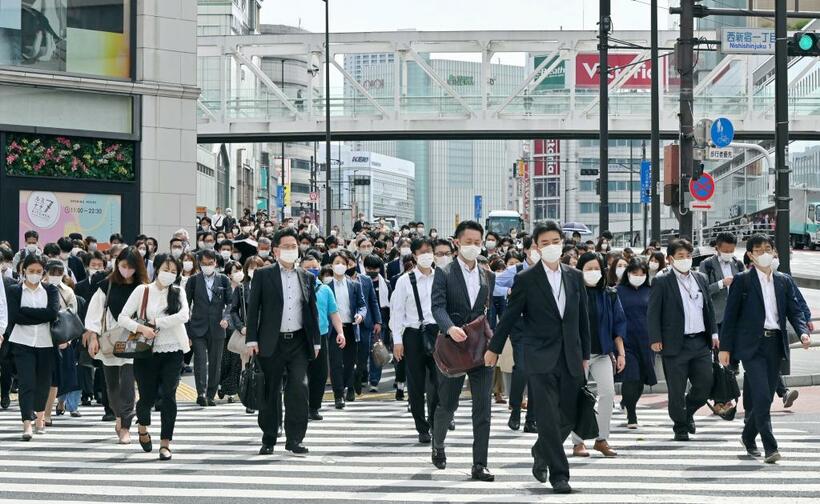 男性は職業的責任と家族の扶養を期待されるものの、日本経済は停滞して賃金は上がりづらくなっているのが現状だ