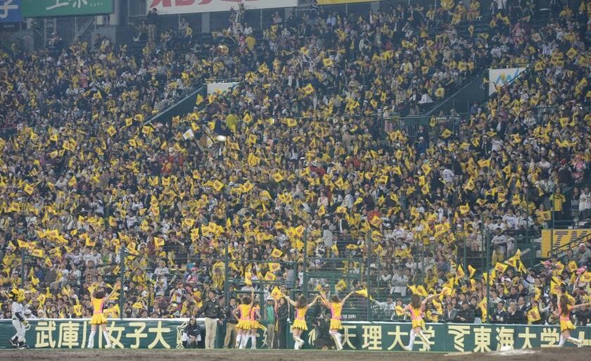 阪神ファンのスタンド応援(C)朝日新聞社