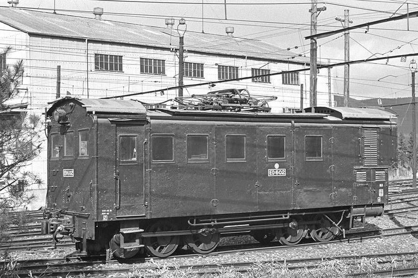 1955年以来日光軌道線の予備機関車として残されたED602は1921年製の古豪。日光軌道線廃止後は国鉄ED4010に復元された。ED40型で唯一の現存車である。日光車両区（撮影／諸河久：1968年2月13日）