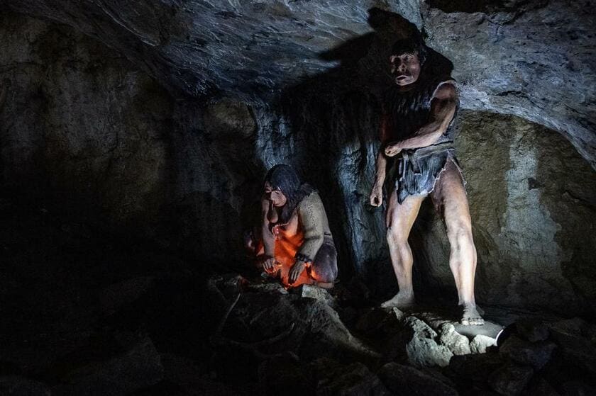 ４万年前に滅びたネアンデルタール人の遺伝子が、新型コロナ重症化の要因になるという仮説が有力になった／ドイツ・ニーダーザクセン州の洞窟に置かれた人形（ｇｅｔｔｙｉｍａｇｅｓ）
