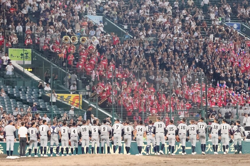 叡明―津田学園 試合に敗れ、アルプススタンド前であいさつする叡明の選手たち=2025年8月7日