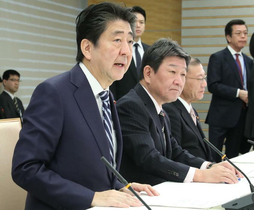 幼児教育・高等教育無償化の制度の具体化に向けた関係閣僚会合であいさつする安倍晋三首相(左端)/2018年12月28日、首相官邸で (c)朝日新聞社