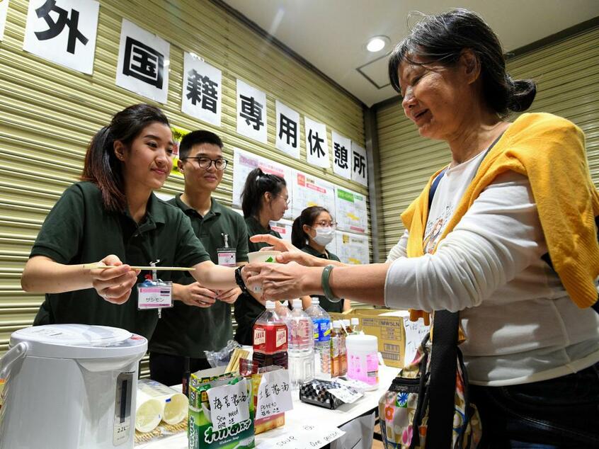 北海道地震で被災した札幌市中央区で7日、「外国籍専用休憩所」と書かれたコーナーが設置され、スタッフらが外国人観光客らに飲み物を振る舞っていた (c)朝日新聞社