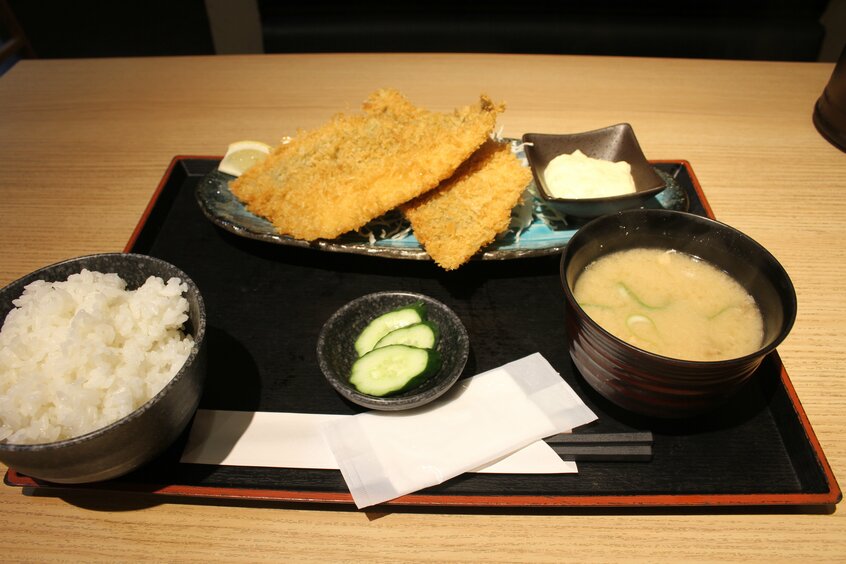 「“生”あじフライ定食」。本当は海鮮丼かお刺身定食を頼もうと思っていたが、店員に「あじフライがオススメですよ」と勧められ、注文。確かにタルタルソースとの相性は絶妙だった。