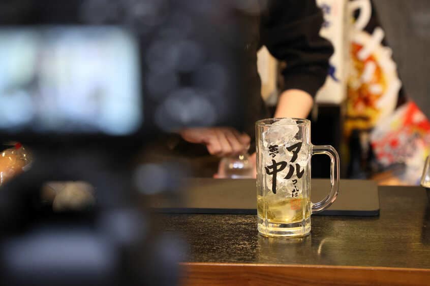 リュウジさん愛用のビールジョッキ。アル中=「アルコールに夢中」(撮影・松永卓也/朝日新聞出版写真映像部)