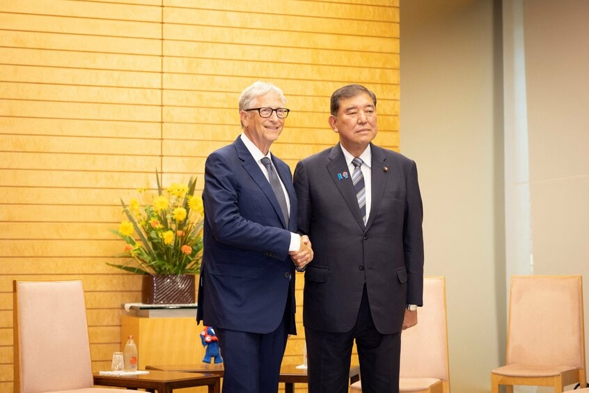 官邸を表敬訪問したマイクロソフト創業者、ビル・ゲイツ氏と握手をする石破茂首相（写真：代表撮影/ロイター/アフロ）