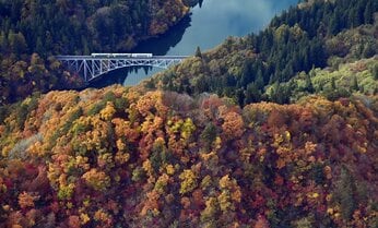 「景色がごちそうです」 “鉄道芸人”ダーリンハニー吉川が選ぶ「秋に行きたい3路線」