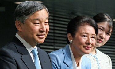 〈笑顔の天皇陛下と雅子さま〉天皇陛下65歳に この一年で変化した令和流の皇室 「丸いテーブル」と「リモート公務」での雅子さまの笑顔