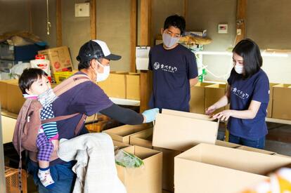 生産者からの直接配送は、鮮度が高いものを早く届けられる半面、生産者が自身で作業を行う時間と手間がかかる。この日は千葉県我孫子市の農園「ベジLIFE!!」に香取岳彦(左端)を訪ね、野菜の梱包や配送の方法について意見を求めた(撮影/山本倫子)