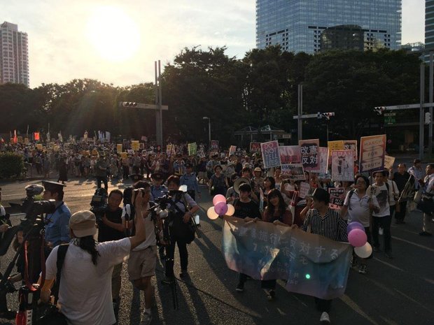 都議選後の７月９日に東京都内であったデモ。労働組合や市民団体ののぼり旗より、参加者がつくった思い思いのメッセージボードが目についた