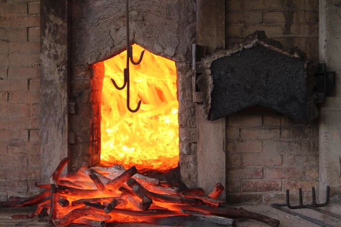 炭の窯出しの様子（画像はイメージ）